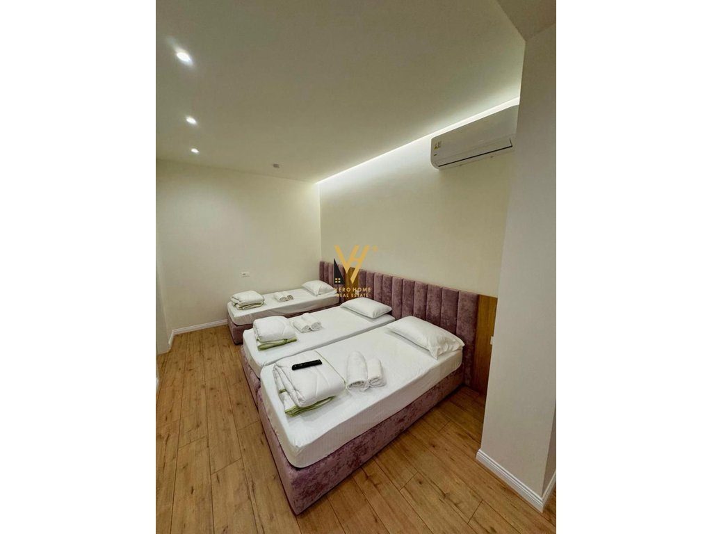 JEPET HOTEL TRE KATE ME QERA TEK RRUGA E DIBRES 750.000 LEKE 3