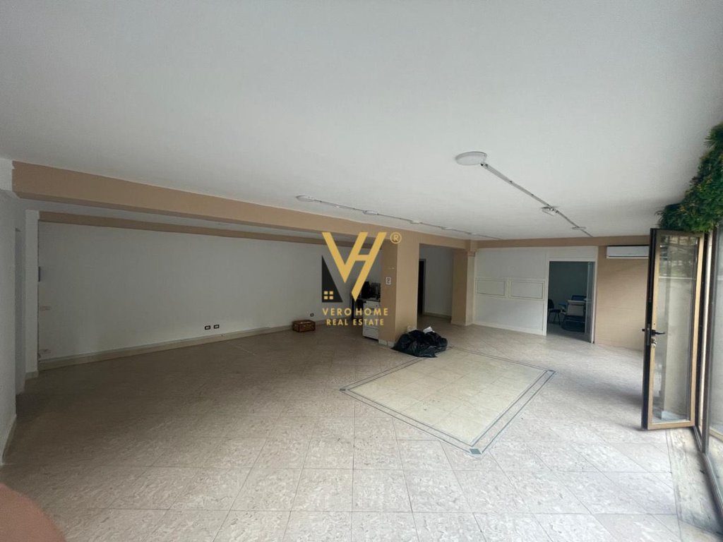JEPET AMBIENT BIZNESI 160M2 ME QERA TE PAZARI RI 2.000 EURO 3