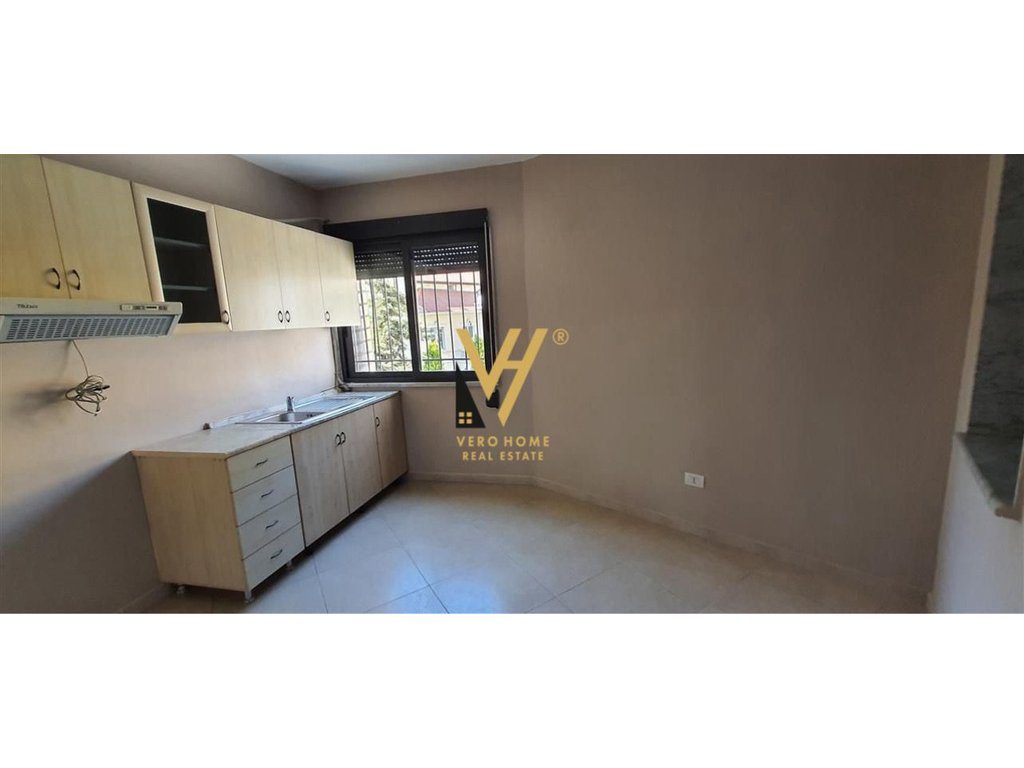 JEPET ZYRE 160 M2 ME QIRA NE QENDER 1.300 EURO 4