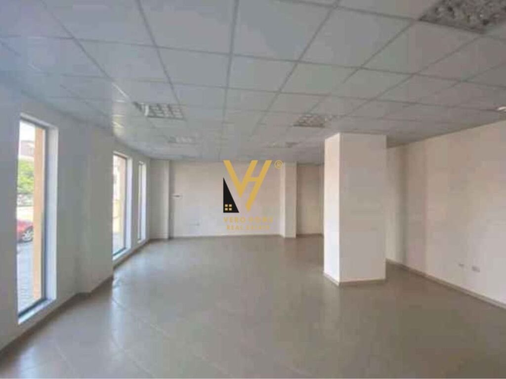 Jepet Dyqan me qera te Bulevardi Bajram Curri 100 m2