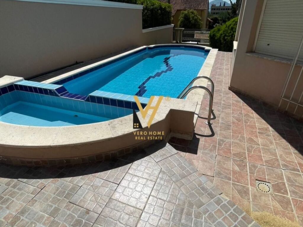 Shitet vile 3 kateshe te Rrethrrotullimit Saukut 1400 m2 2