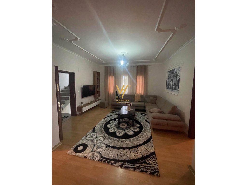 JEPET HYRJE 2+1+2BK ME QIRA TE 5 MAJI 45.000 LEKE