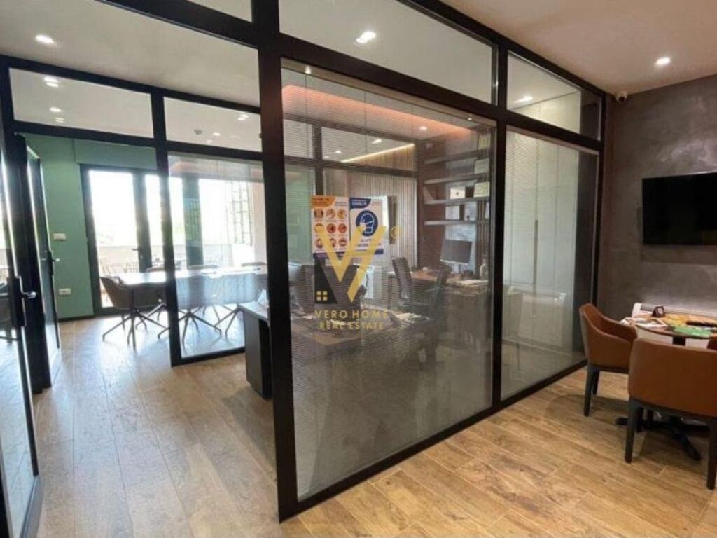 Jepet zyre me qera ne Bllok 220 m2 3