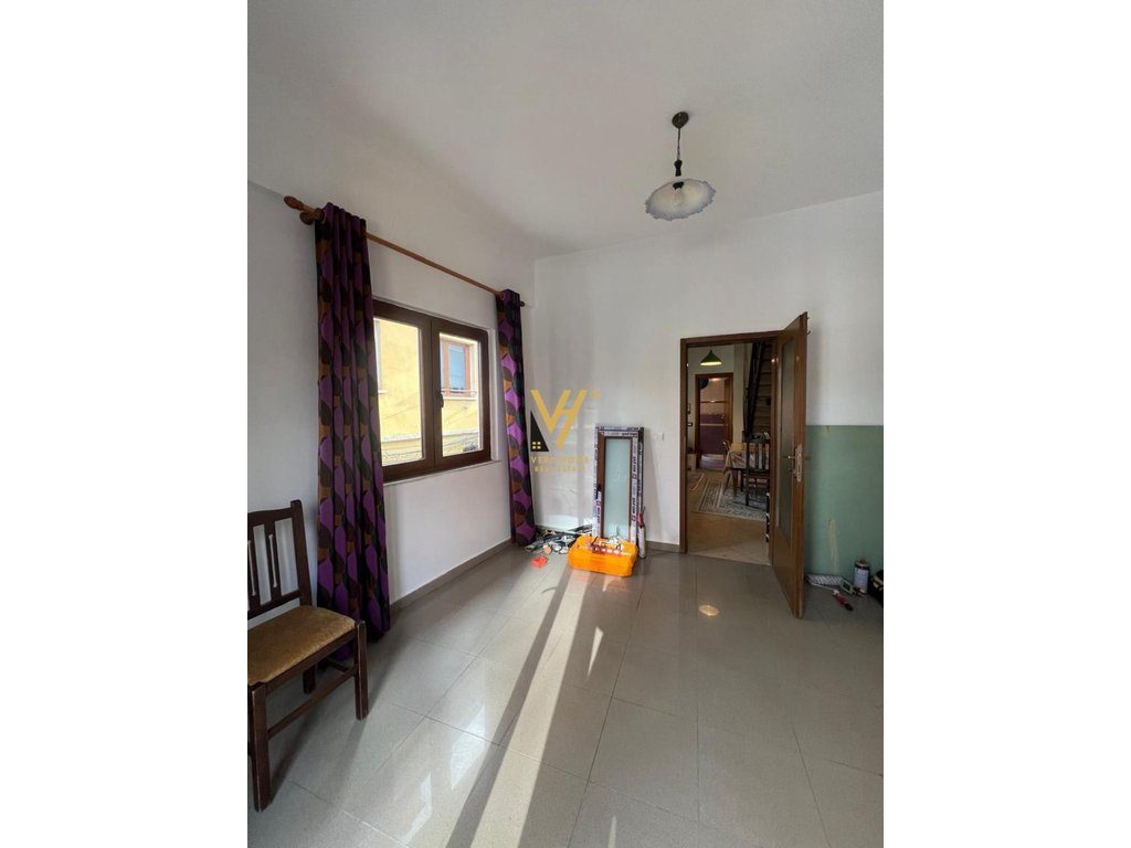 JEPET ZYRE 180 M2 ME QIRA TE RRUGA E KAVAJES 3.000 EURO 2
