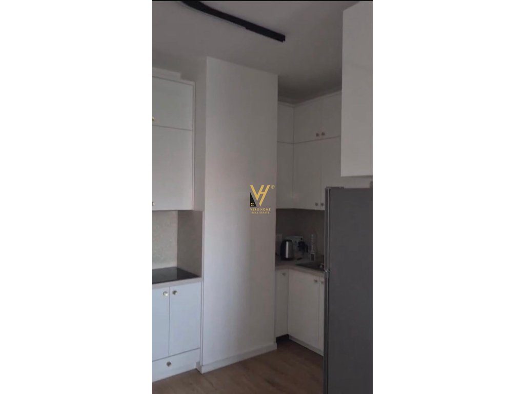 JEPET ZYRE 100 M2 ME QIRA TE RRUGA BARRIKADAVE 90.000 LEKE 3