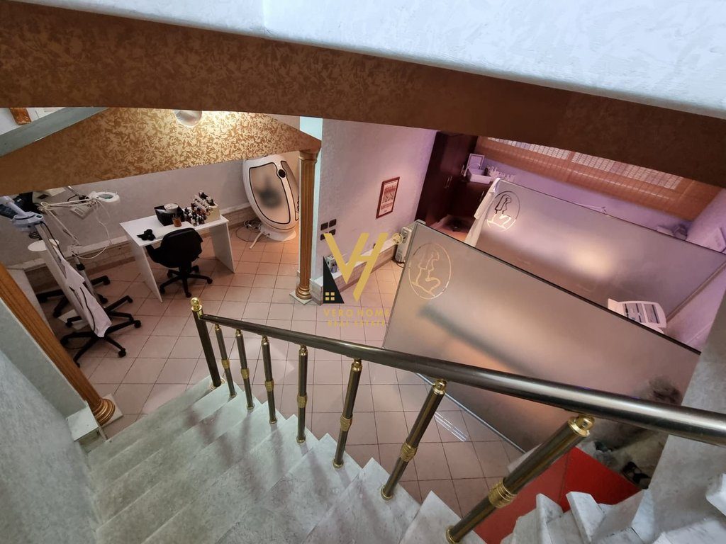 JEPET AMBIENT BIZNESI 150 M2 ME QERA TE MINE PEZA 120.000 LEKE