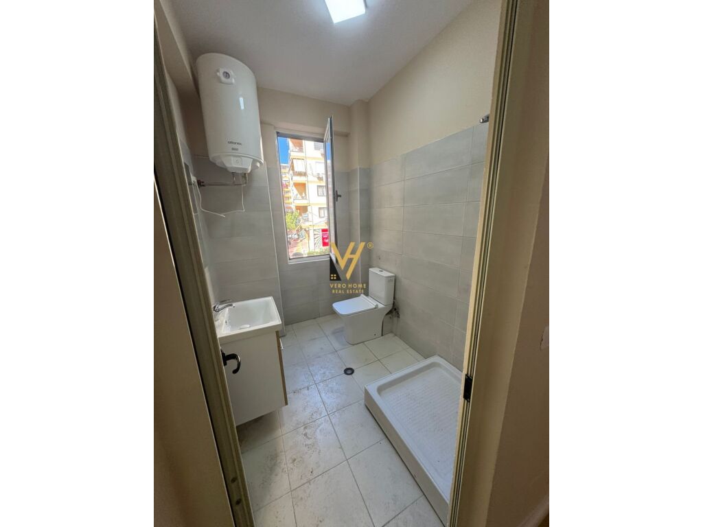 Shitet Apartament 2+1+ballkon te Unaza e Re 85 m2