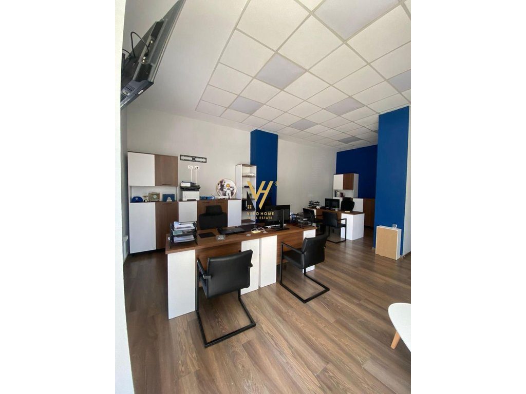 JEPET AMBIENT BIZNESI 50 M2 ME QERA TE RRUGA NDRE MJEDA 75.000 LEKE