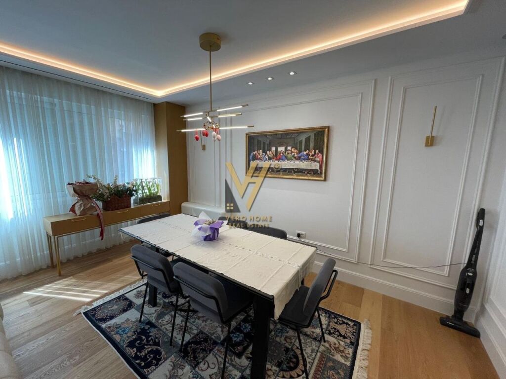 Shitet apartament 3+1+2+dy posta parkimi tek Shallvaret 165 m2