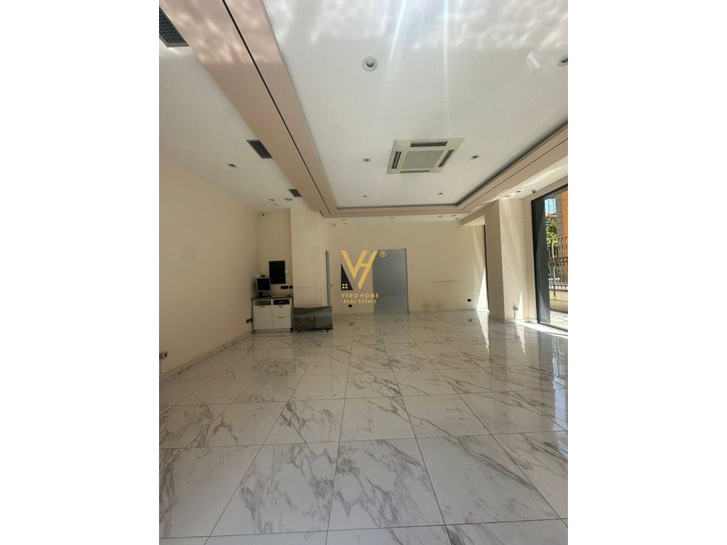 JEPET AMBIENT BIZNESI 120 M2 ME QERA TE RRUGA KAJO KARAFILI 2.500 EURO