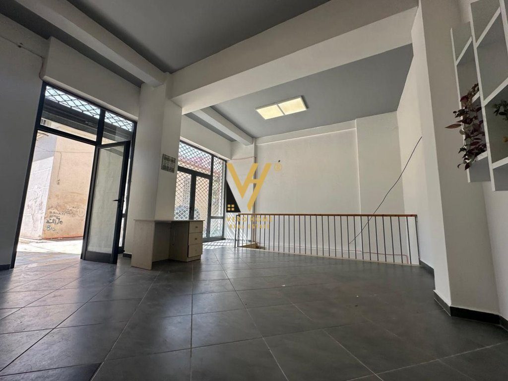 SHITET AMBJENT KOMERCIAL 386 M2 TE SHKOLLA E KUQE 350.000 EURO