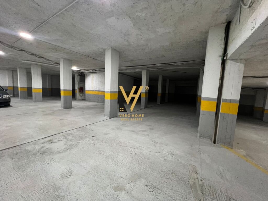 Shitet ambjent komercial te Kristal Center 1200 m2 3