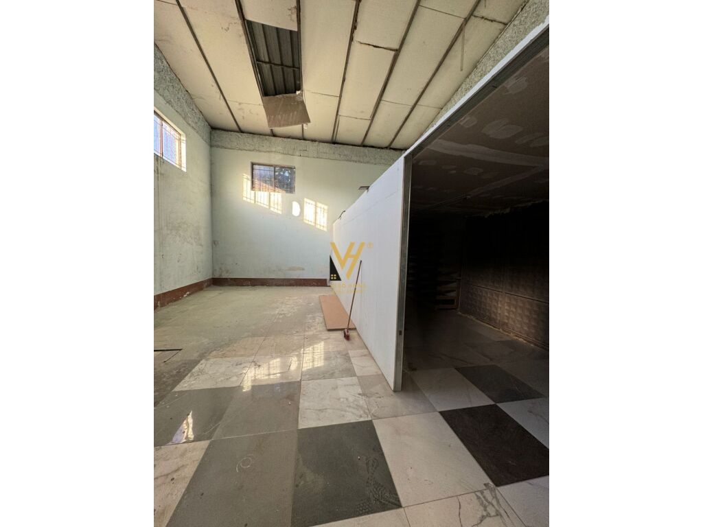 Jepet Magazine me qera pran Brunes ne rruge kryesore 400 m2 3