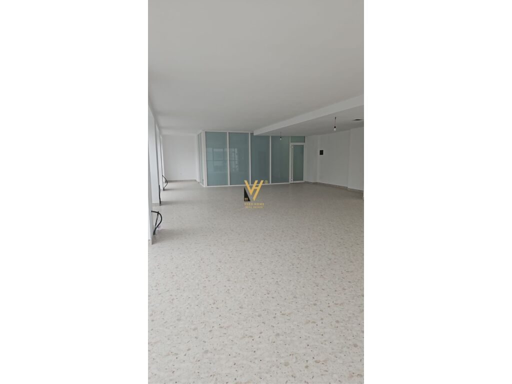 Jepet Zyre me qera te Rruga e Dibres 170 m2