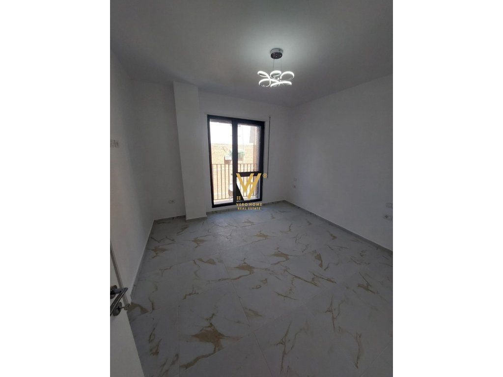 JEPET APARTAMENT 2+1+BLK ME QERA TE TREGU ELEKTRIK 80.000 LEKE 3