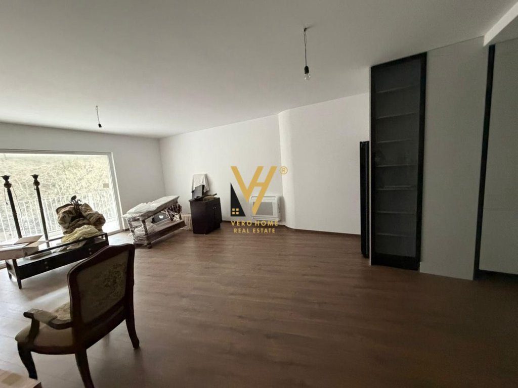 JEPET ZYRE 135 M2 ME QIRA TE RRUGA E ELBASANIT 180.000 LEKE 3