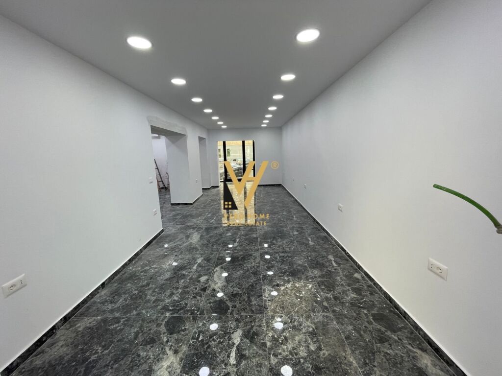 Shitet dyqan te Kryqezimi i Rruges se Kosovareve 70 m2 2
