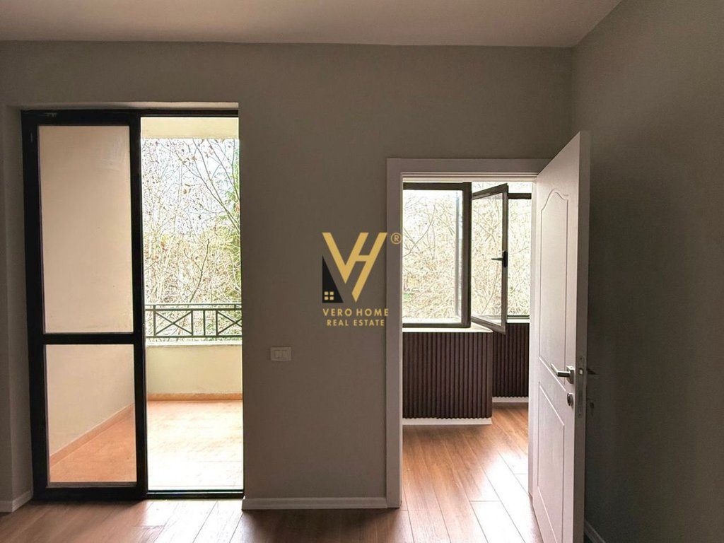 JEPET ZYRE 65 M2 ME QERA TE BLV.BAJRAM CURRI 700 EURO 4