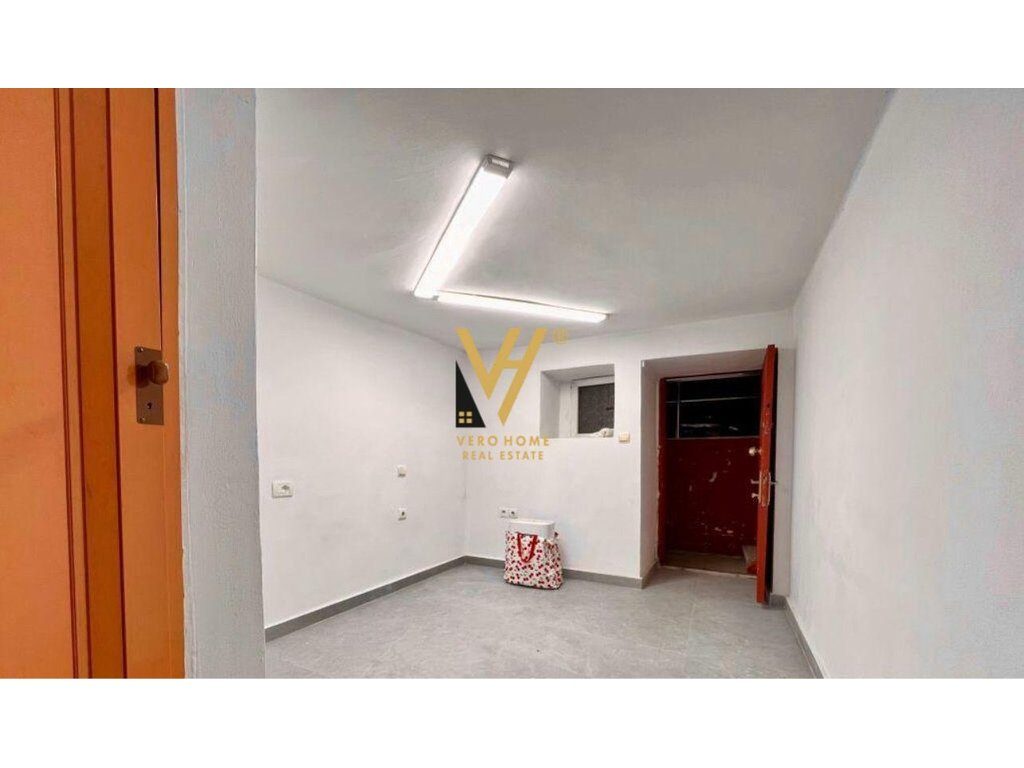 JEPET AMBIENT 20 M2 ME QERA TE ISH EKPOZITA 250 EURO 1