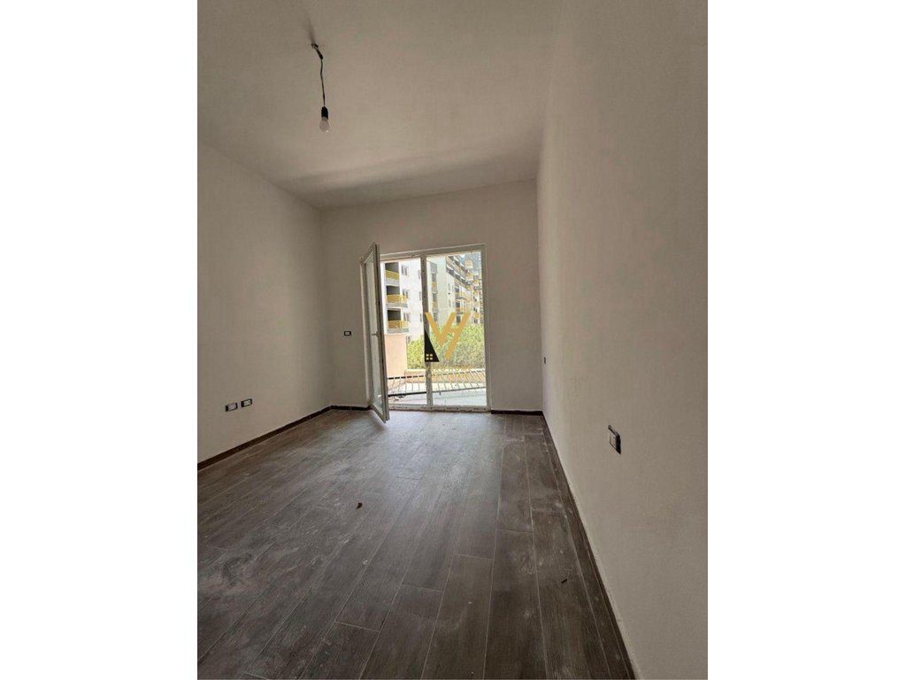 JEPET ZYRE 70M2 ME QERA TE KOMPLEKSI AURA,ZOGU I ZI 450 EURO 2