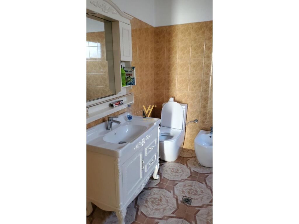 Jepet Apartament 2+1+ballkon me qera prane kishes Katolike,Rruga e Kavajes 110 m2 2