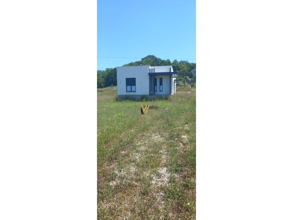 Shitet Toke + ndertese ne Peze 2360 m2