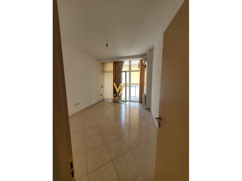 JEPET ZYRE 110 M2 ME QERA TE KOMUNA E PARISIT 1.300 EURO 3