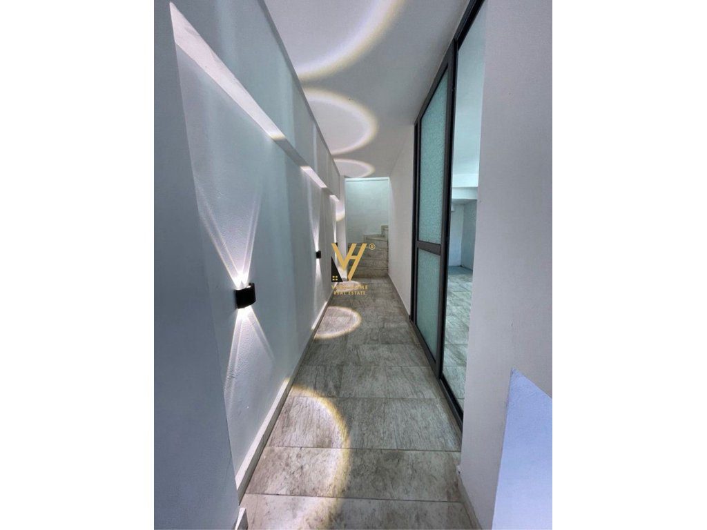 JEPET AMBIENT BIZNESI 90 M2 ME QERA TE SELVIA 900 EURO 4