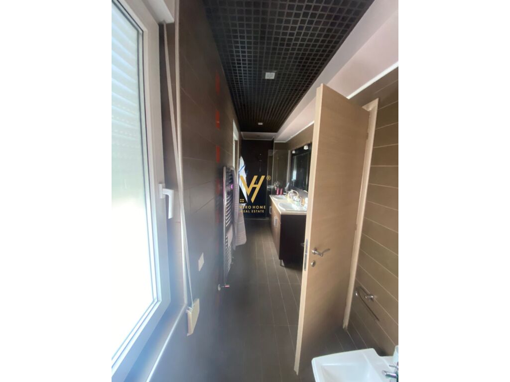 Jepet Zyre me qera te Blloku 160 m2