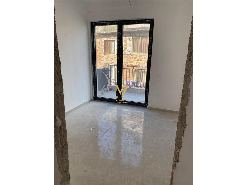 JEPET ZYRE 90 M2 ME QERA TE PAZARI I RI 800 EURO