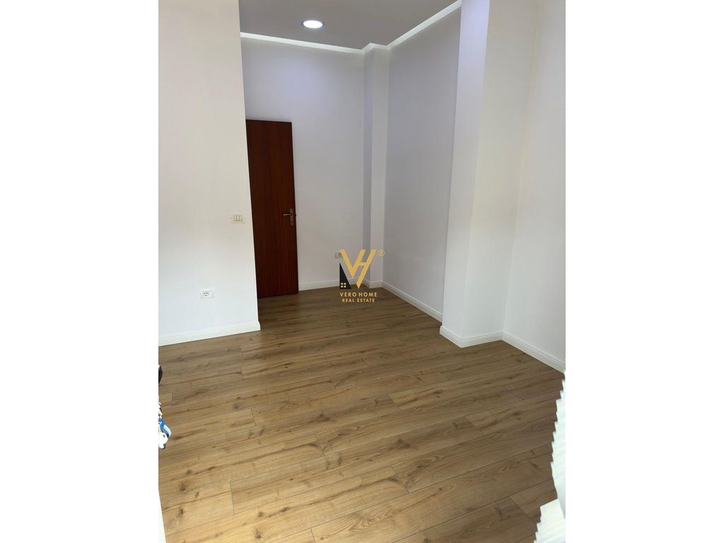 JEPET AMBIENT BIZNESI 18 M2 TE KOMUNA E PARISIT 25.000 LEKE