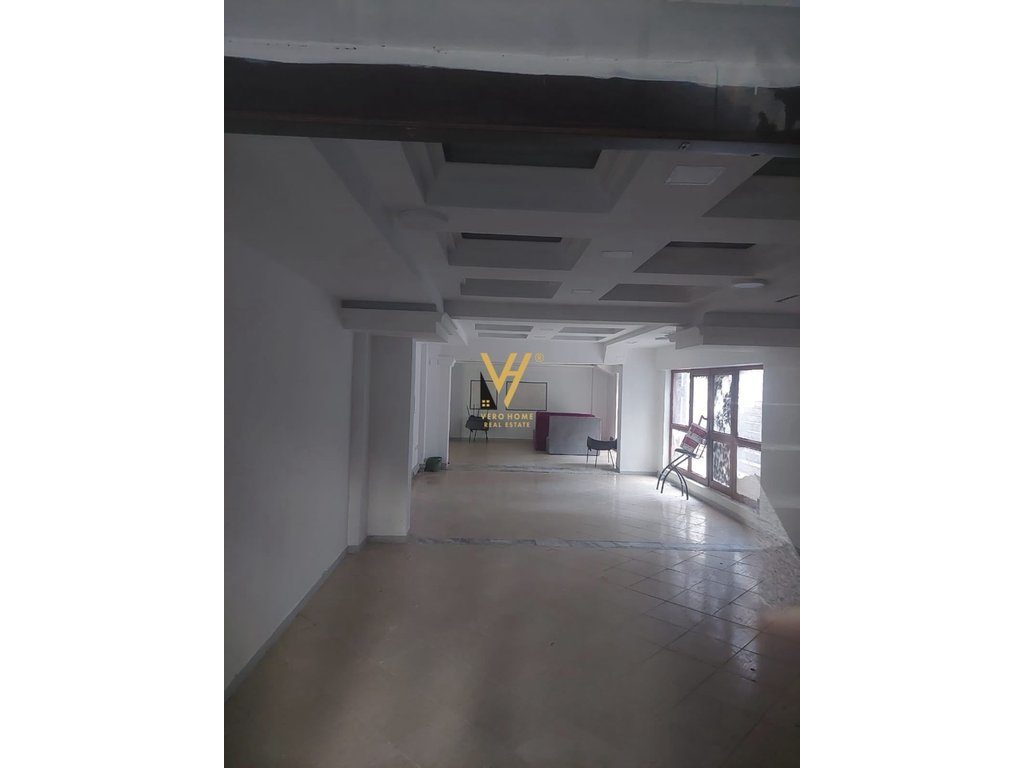 JEPET AMBIENT BIZNESI 240 M2 ME QERA NE SELITE 2.400 EURO 1