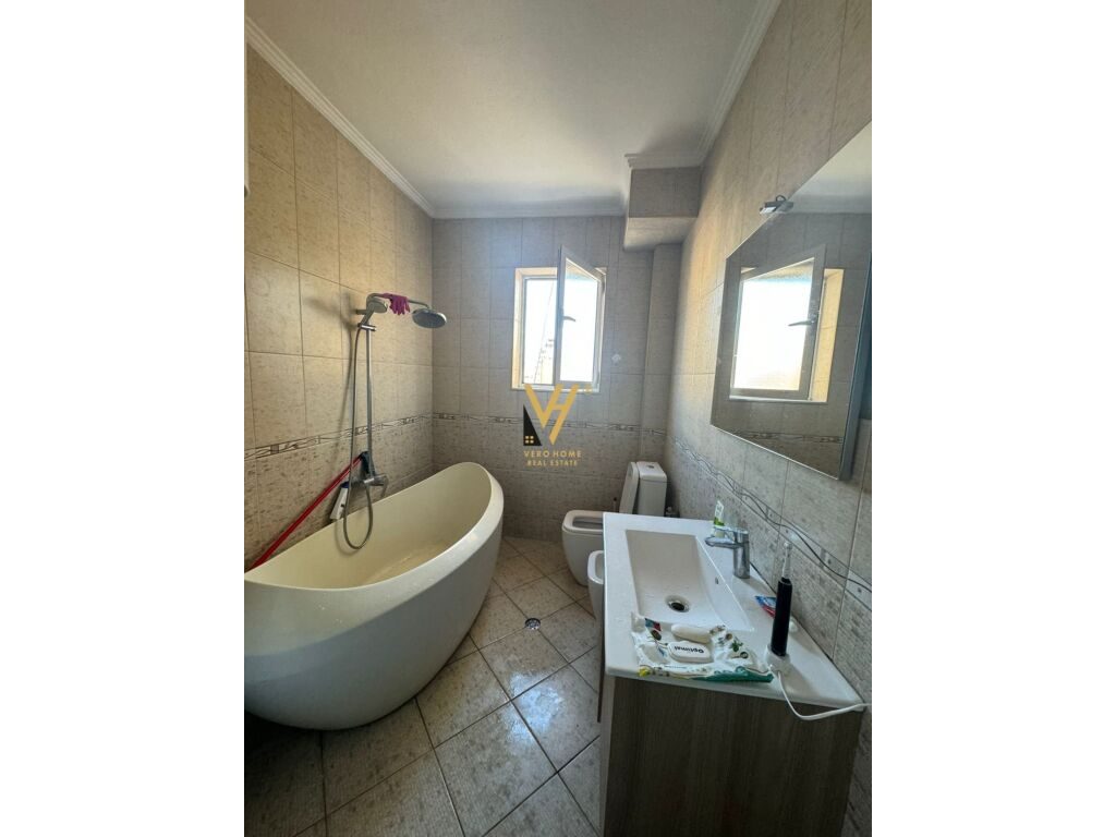 Jepet Apartament 3+1+2 me qera te Komuna e Parisit 168 m2