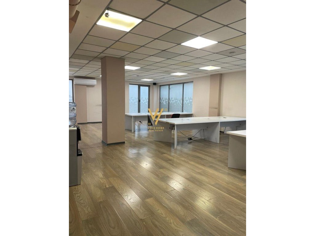 JEPET ZYRE 307 M2 ME QERA TE RRUGA ABDULLA KETA, QENDER 3.400 EURO
