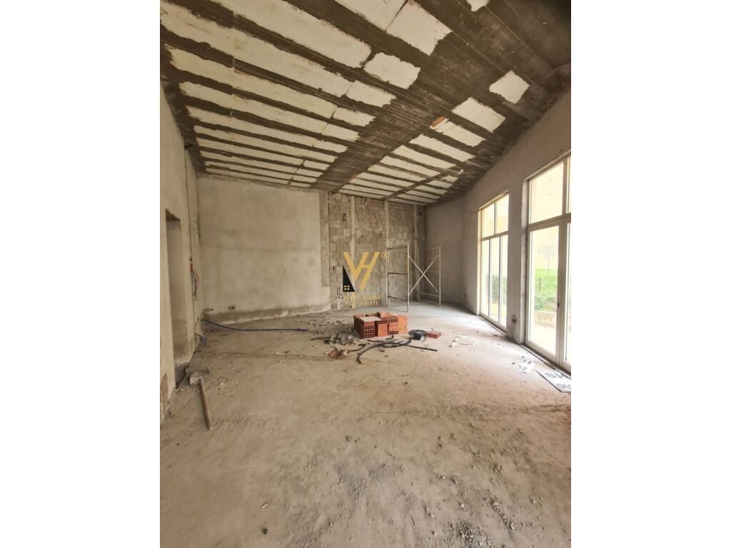 Shitet Ambient Biznesi te Liqeni i Thate 120 m2 3