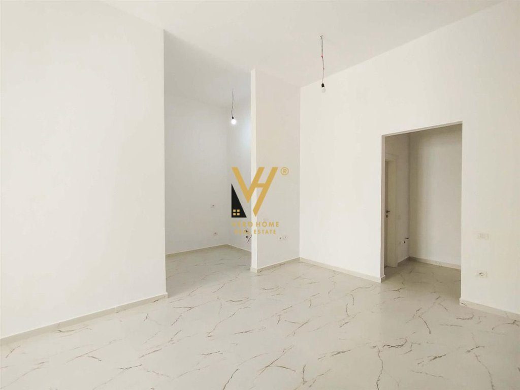 JEPET ZYRE 90 M2 ME QERA TE RRUGA MINE PEZA 800 EURO 2