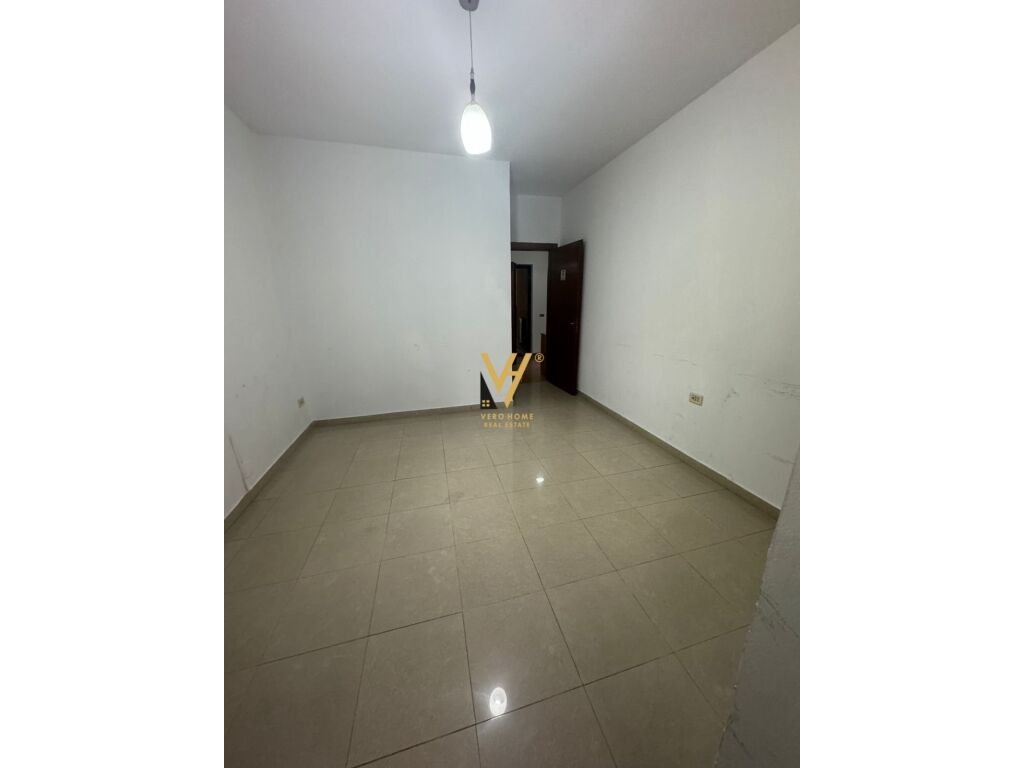 Jepet Zyre me qera te Bulevardi Zogu i Pare 160 m2 2