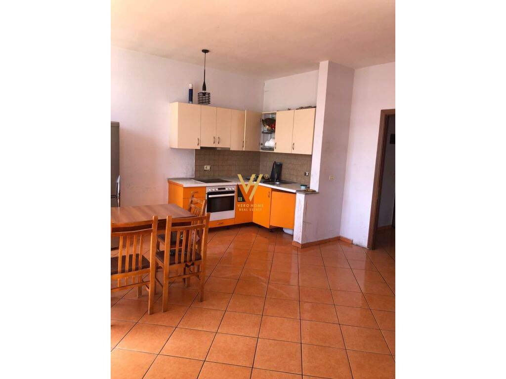 Jepet Apartament 2+1+2+ballkon me qera te Rruga e Kavajes 106 m2