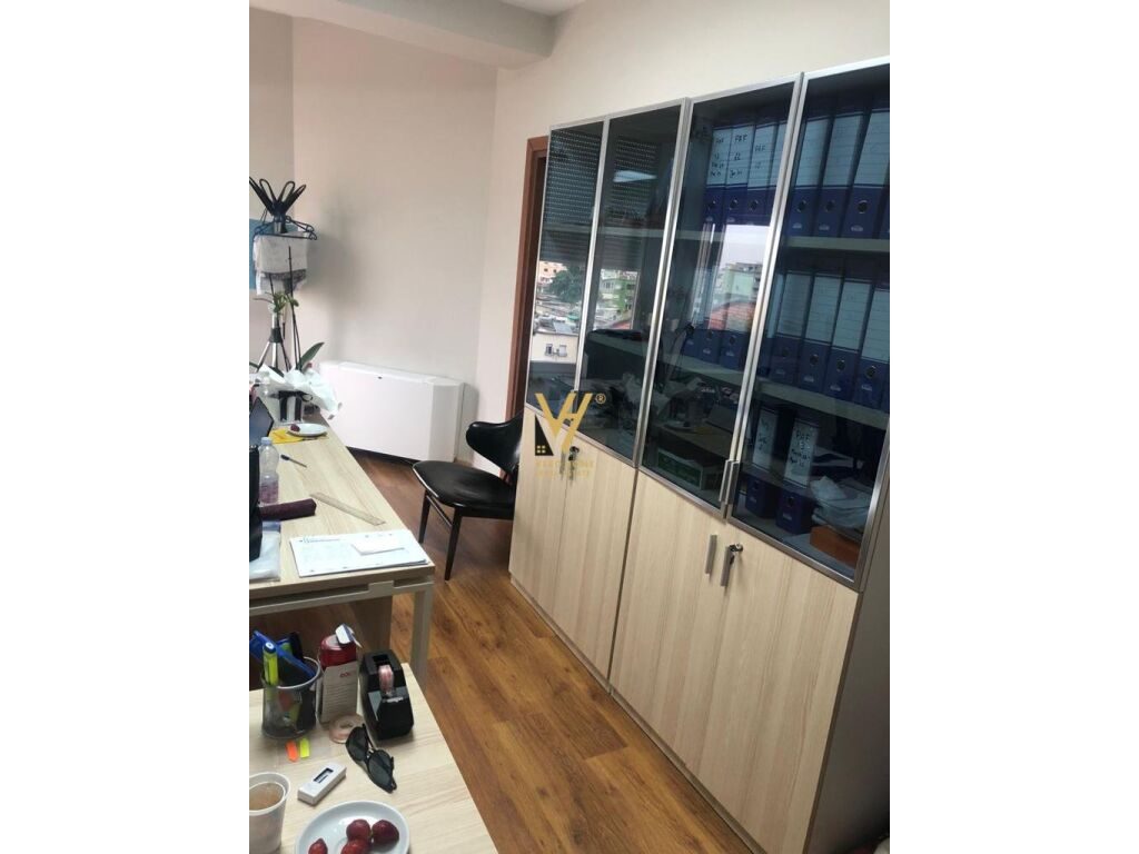 Jepet zyre me qera te Blloku 160 m2 4