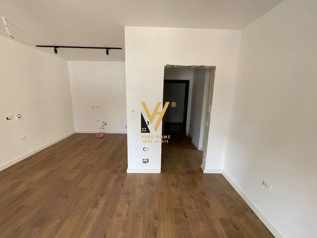 JEPET ZYRE 67 M2 ME QERA TE AIR ALBANIA 1.000 EURO 2