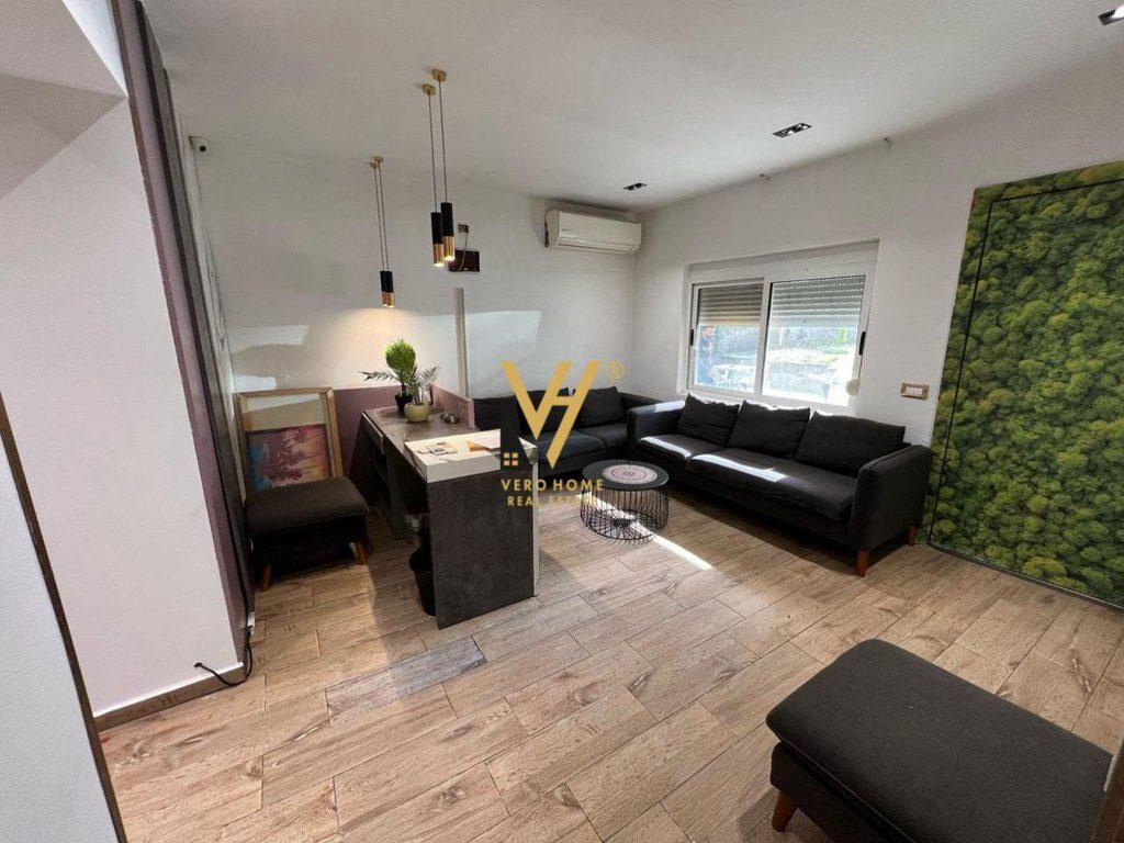 JEPET ZYRE 100M2 ME QERA TE RR.MARGARITA TUTULANI 1.000 EURO 2