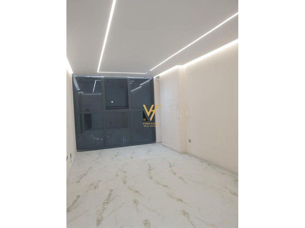 JEPET AMBIENT BIZNESI 74 M2 ME QERA NE ASTIR 80.000 LEKE