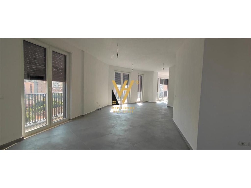 JEPET ZYRE 220 M2 ME QERA TE 9- KATSHET 2.500 EURO