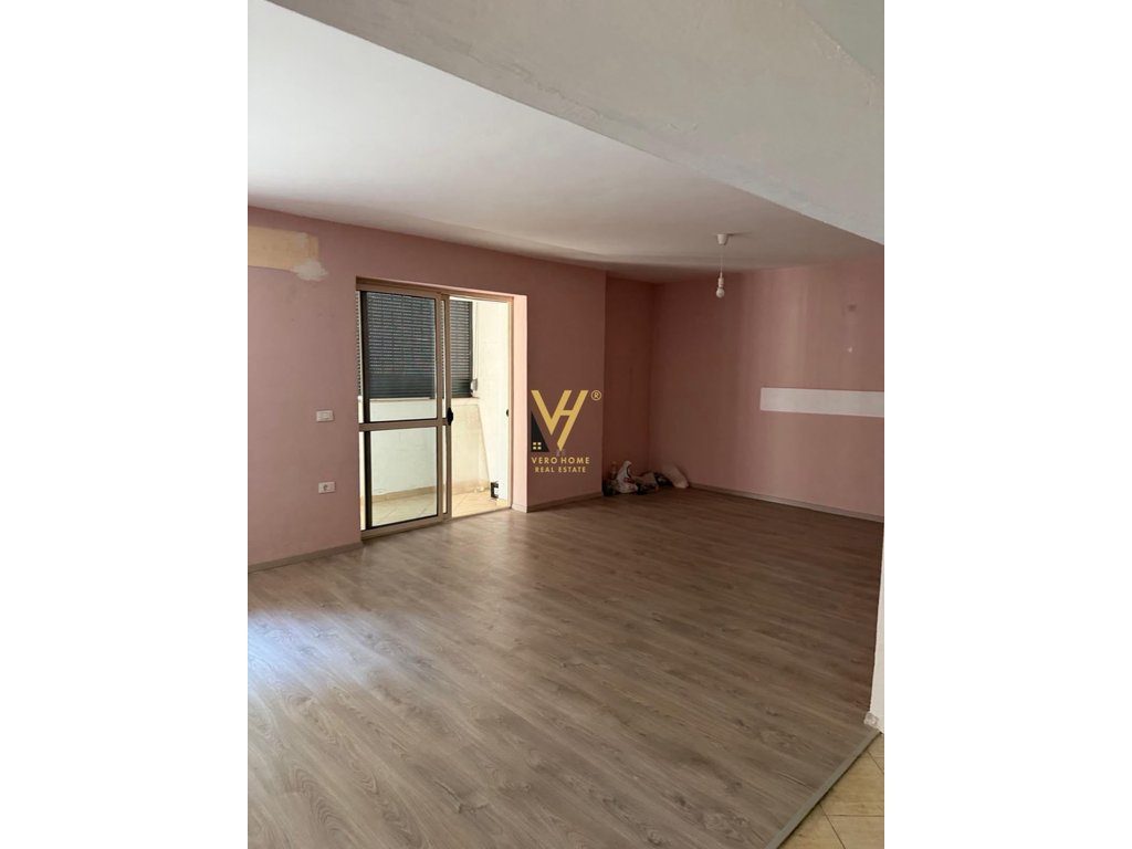 JEPET ZYRE 56 M2 ME QERA TE GARDA 90.000 LEKE