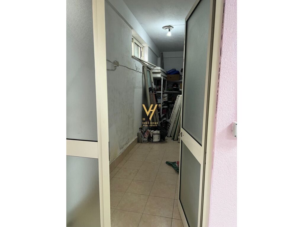 Jepet dyqan me qera te Xhamia e Tabakve 130 m2 4
