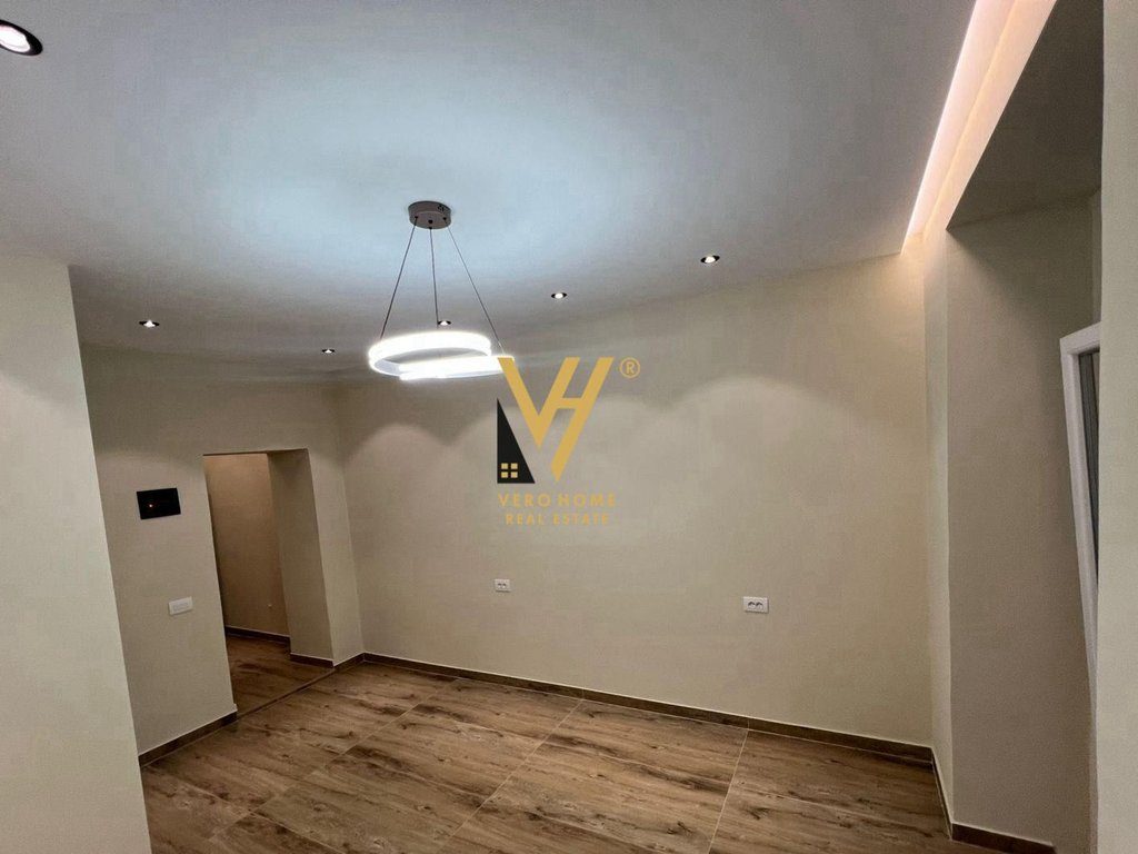 JEPET ZYRE 30 M2 ME QIRA TE RRUGA MYSLYM SHYRI 800 EURO 2