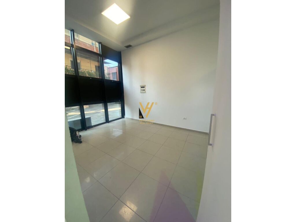 Jepet ambient biznesi me qera te Brryli 100 m2