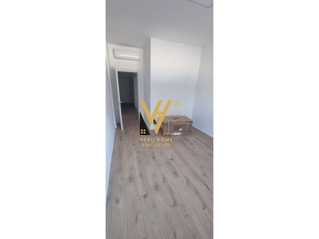 JEPET ZYRE 117 M2 ME QERA NE BLLOK 1.250 EURO 4