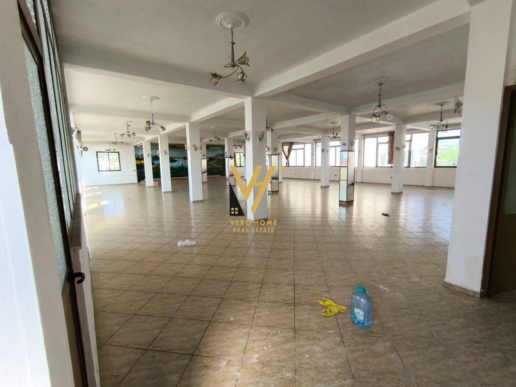 JEPET AMBIENT BIZNESI 1.400 M2 ME QERA NE KAMEZ 3.500 EURO 4