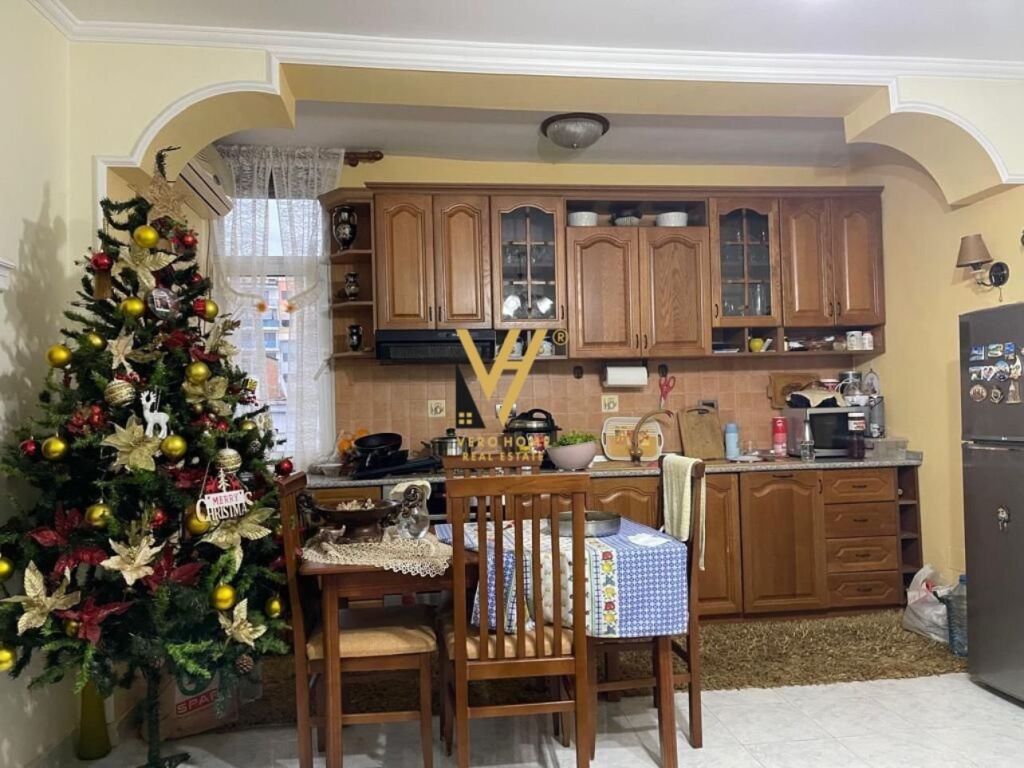 Jepet Apartament 3+1+2+ballkon me qera te Gjimnazi Cajupi 95 m2